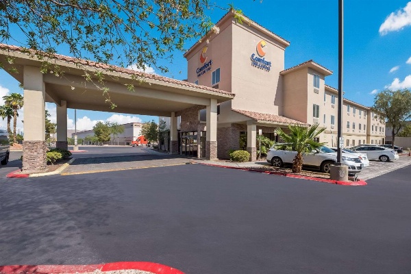 Comfort Inn And Suites image 1