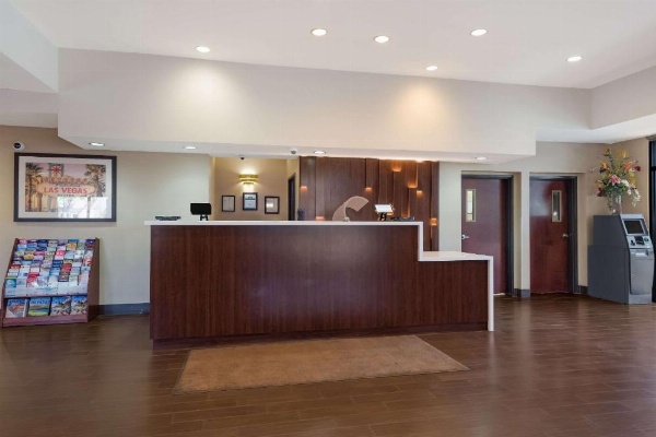 Comfort Inn And Suites image 8